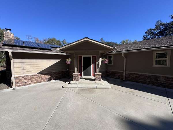 7.46 Acres of Residential Land with Home for Sale in Rogue River, Oregon