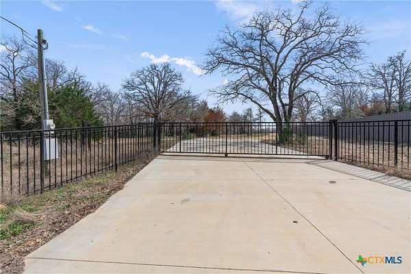 10 Acres of Land for Sale in Rockdale, Texas