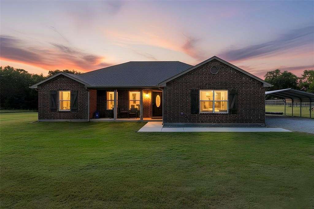 2 Acres of Residential Land with Home for Sale in Whitesboro, Texas