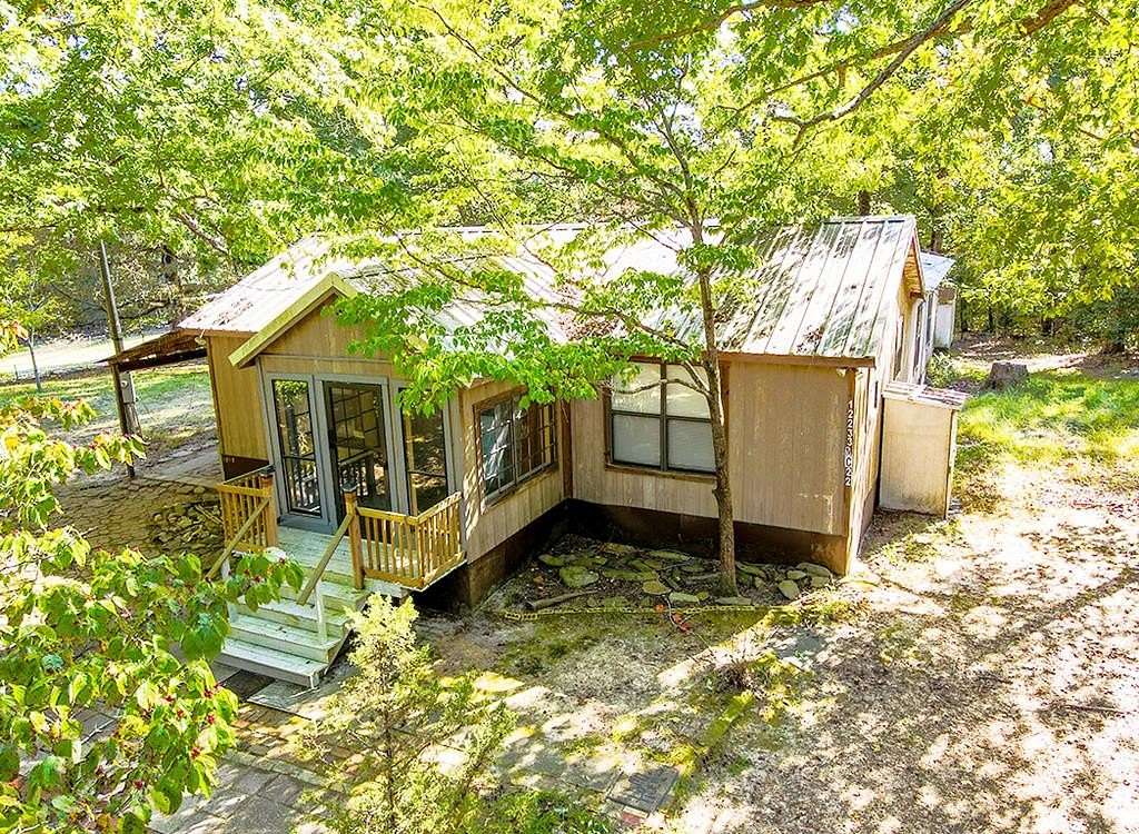 10 Acres of Residential Land with Home for Sale in Texarkana, Arkansas