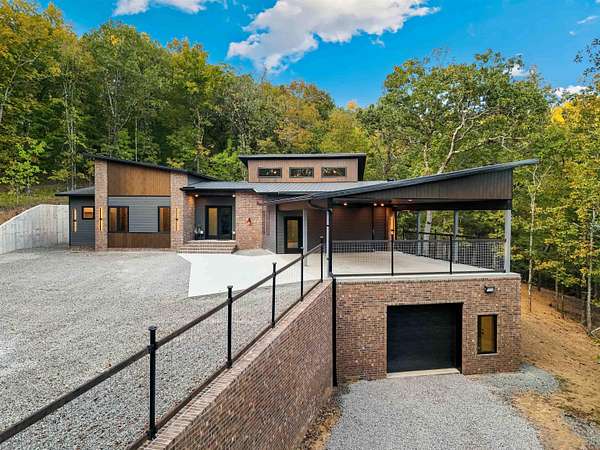 5.47 Acres of Residential Land with Home for Sale in Greenbrier, Arkansas