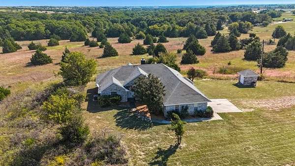 17 Acres of Land with Home for Sale in Decatur, Texas