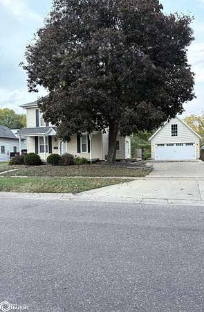 4.87 Acres of Residential Land with Home for Sale in Oskaloosa, Iowa