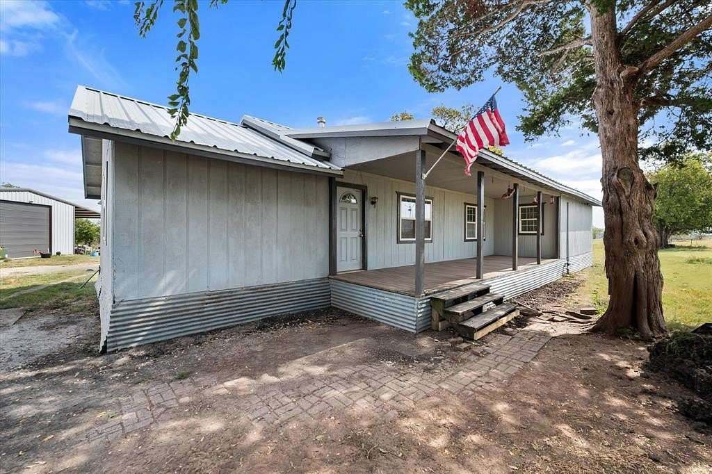 98.8 Acres of Land with Home for Sale in Dawson, Texas