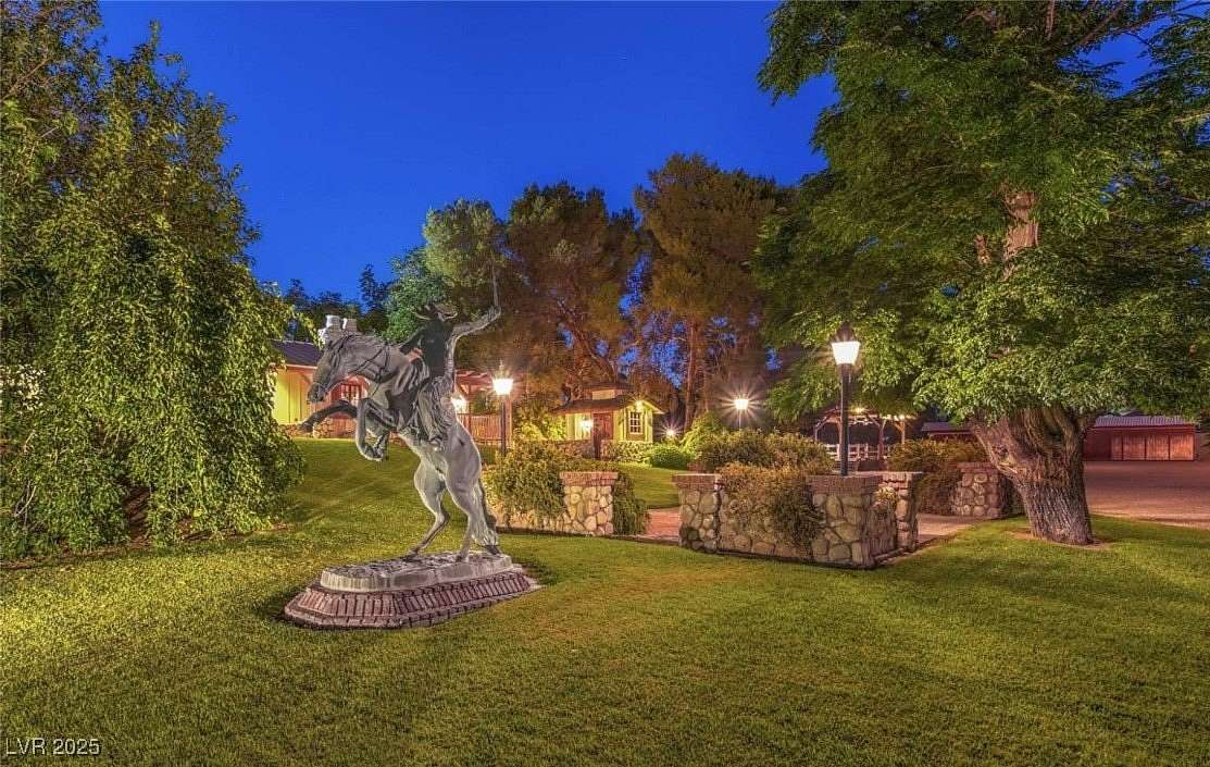 2.27 Acres of Residential Land with Home for Sale in Las Vegas, Nevada