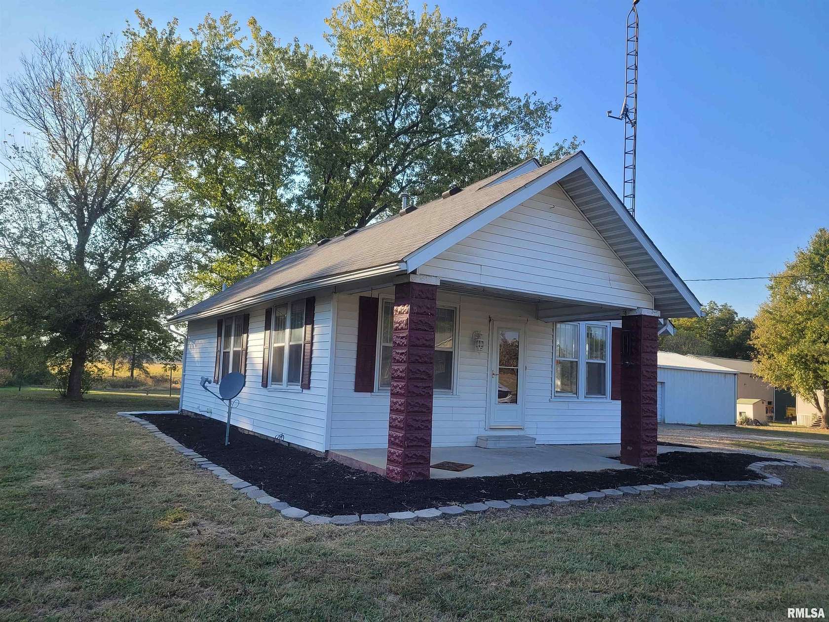 2.77 Acres of Residential Land with Home for Sale in Bonnie, Illinois