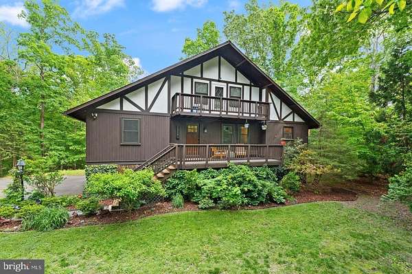 2.5 Acres of Residential Land with Home for Lease in Clifton, Virginia