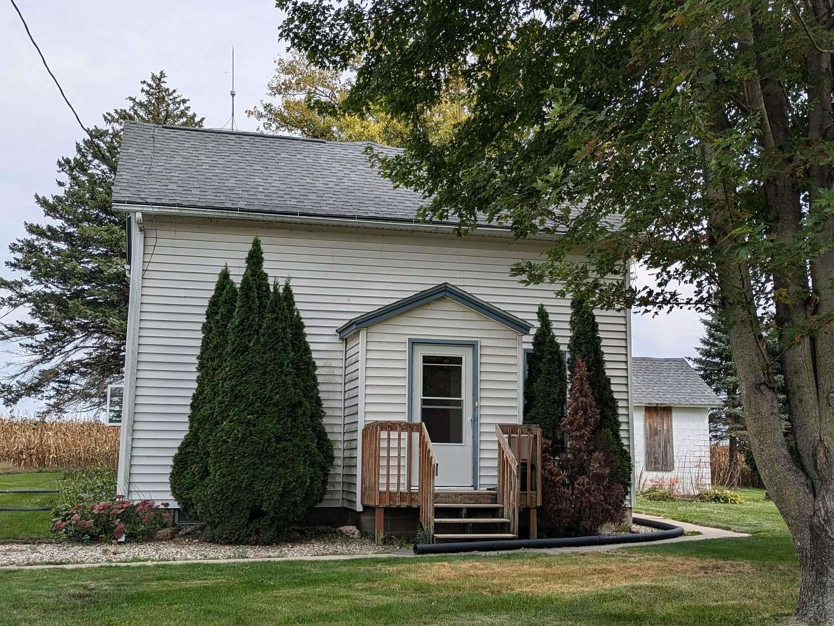 5.62 Acres of Residential Land with Home for Sale in Fort Atkinson, Iowa