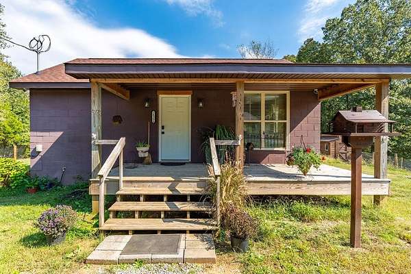 0.9 Acres of Land with Home for Sale in Cadiz, Kentucky