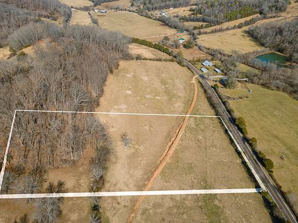 26 Acres of Recreational Land for Sale in Lawrenceburg, Tennessee