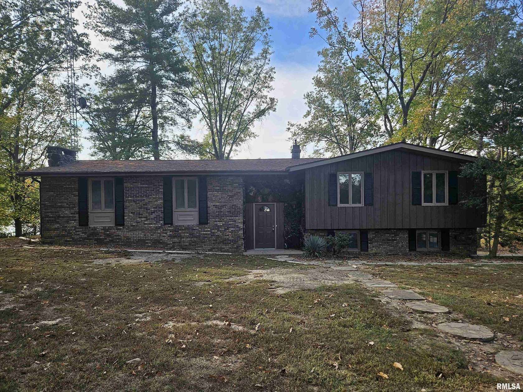 1.5 Acres of Residential Land with Home for Sale in Mount Vernon, Illinois