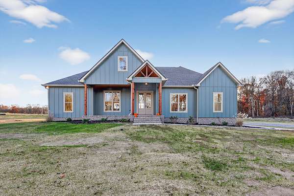 5 Acres of Residential Land with Home for Sale in Springfield, Tennessee