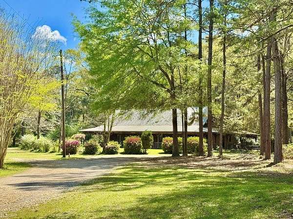 7 Acres of Residential Land with Home for Sale in Spurger, Texas