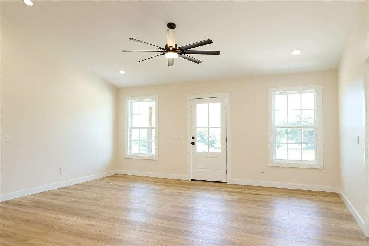 1.58 Acres of Residential Land with Home for Sale in Glasgow, Kentucky