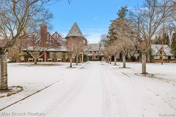 8.22 Acres of Residential Land with Home for Sale in Bloomfield Hills, Michigan