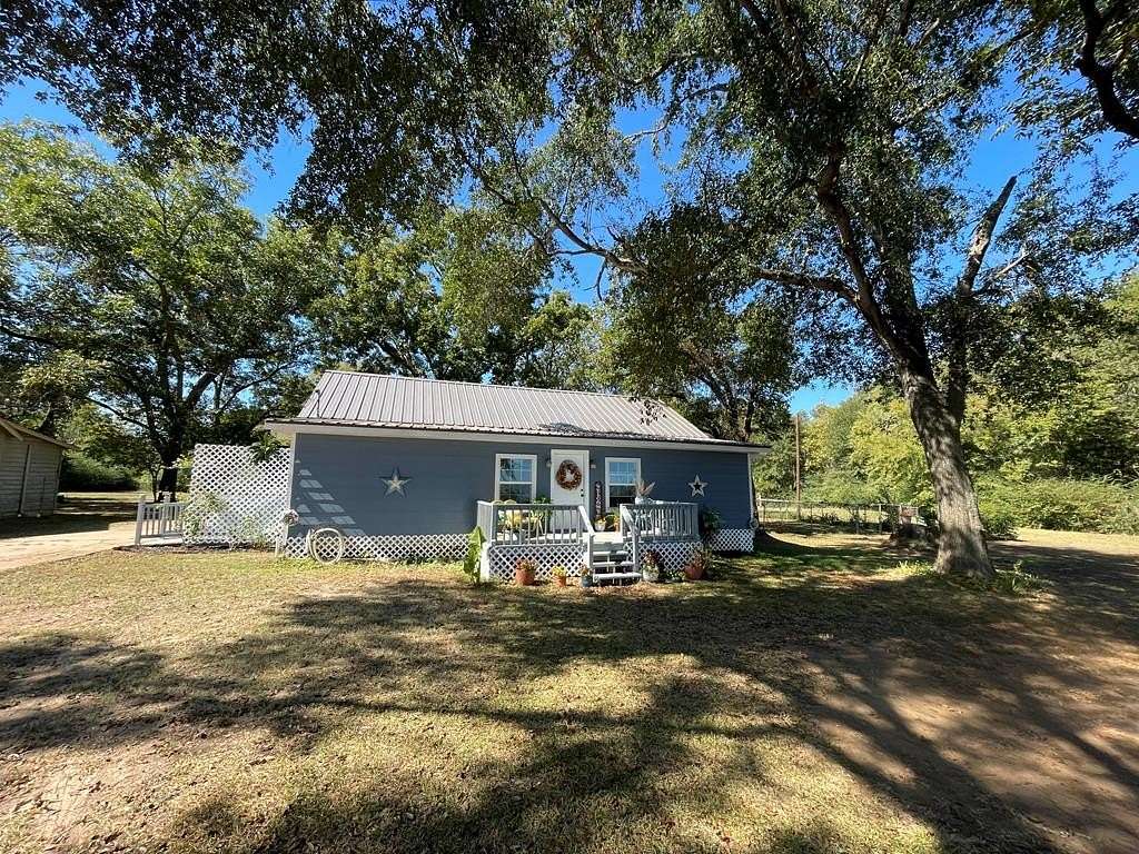 4 Acres of Residential Land with Home for Sale in Palestine, Texas