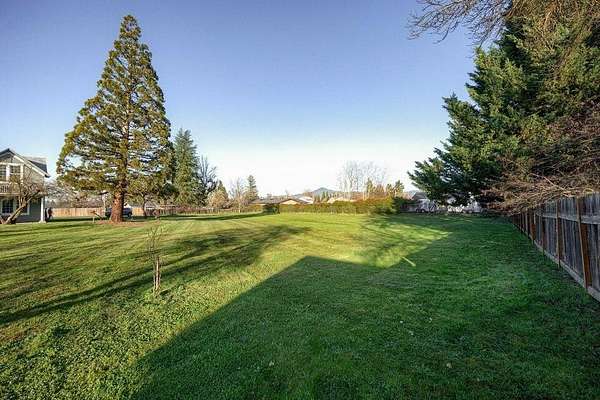 1 Acre of Residential Land for Sale in Medford, Oregon