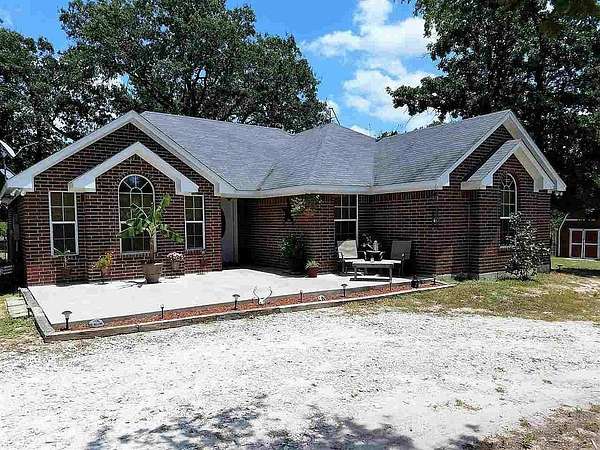 13.4 Acres of Land with Home for Sale in Groesbeck, Texas