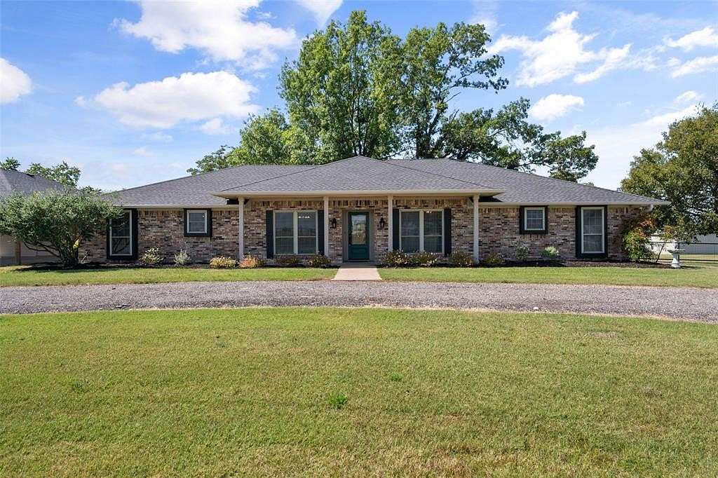 6 Acres of Land with Home for Sale in Barry, Texas