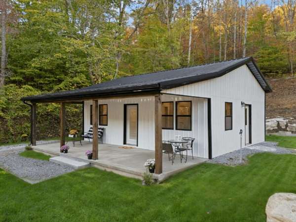 2 Acres of Residential Land with Home for Sale in Irvine, Kentucky