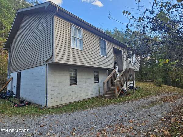 4 Acres of Residential Land with Home for Sale in Middlesboro, Kentucky