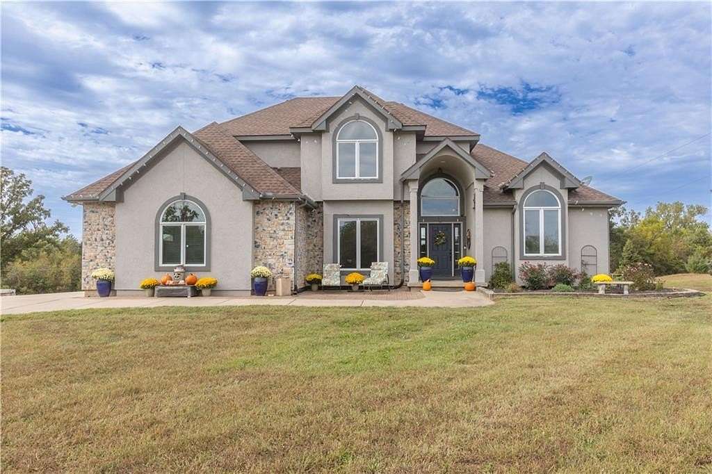 5 Acres of Residential Land with Home for Sale in Linwood, Kansas