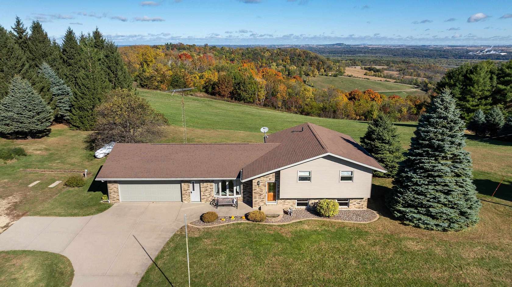 1.57 Acres of Residential Land with Home for Sale in Dubuque, Iowa