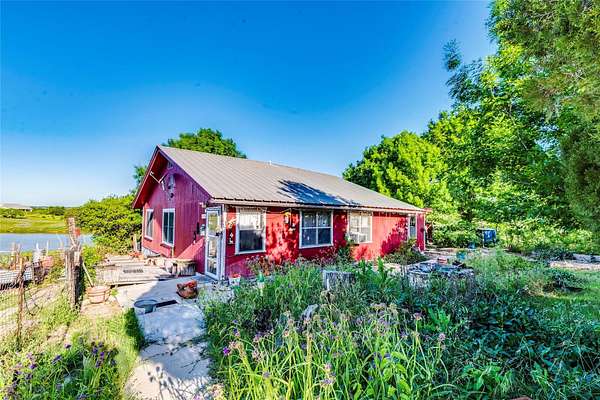 6 Acres of Residential Land with Home for Lease in Niederwald, Texas