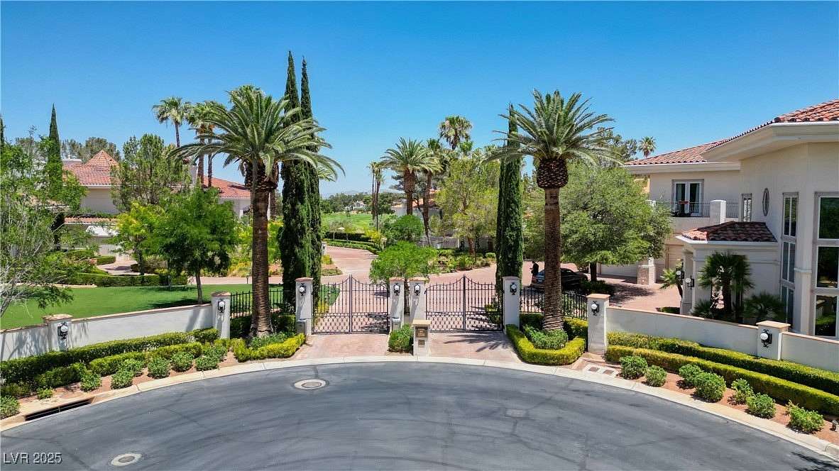 1.64 Acres of Residential Land with Home for Sale in Las Vegas, Nevada