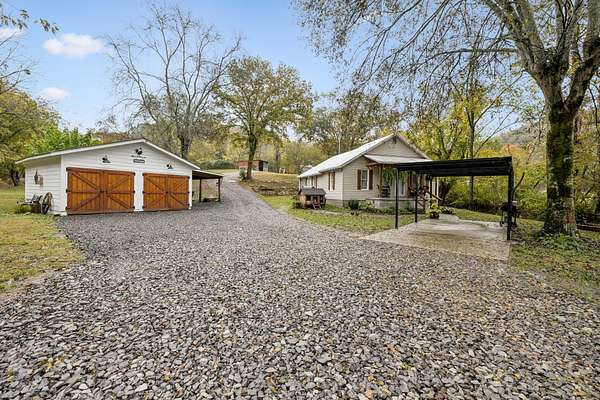 1.34 Acres of Residential Land with Home for Sale in Bethpage, Tennessee