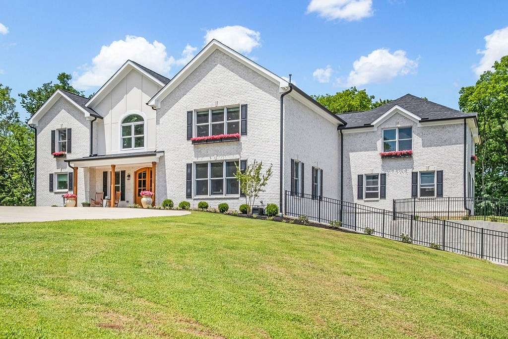 5.16 Acres of Residential Land with Home for Sale in Hendersonville, Tennessee