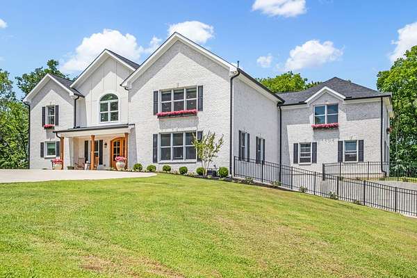 5.16 Acres of Residential Land with Home for Sale in Hendersonville, Tennessee