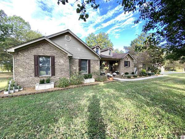 6.77 Acres of Residential Land with Home for Sale in Paducah, Kentucky