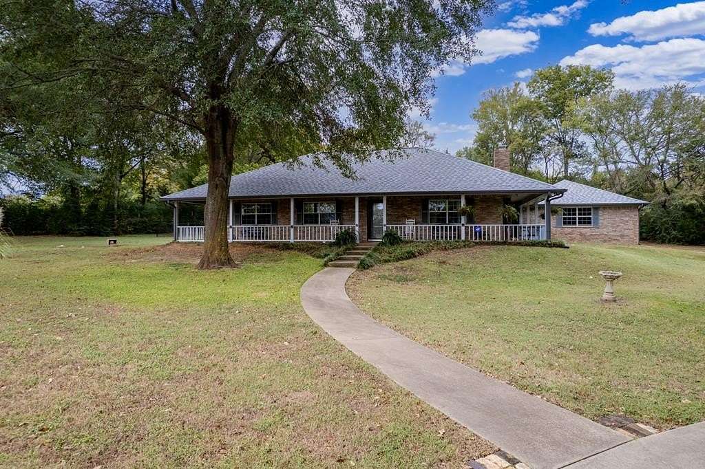 5 Acres of Residential Land with Home for Sale in Palestine, Texas