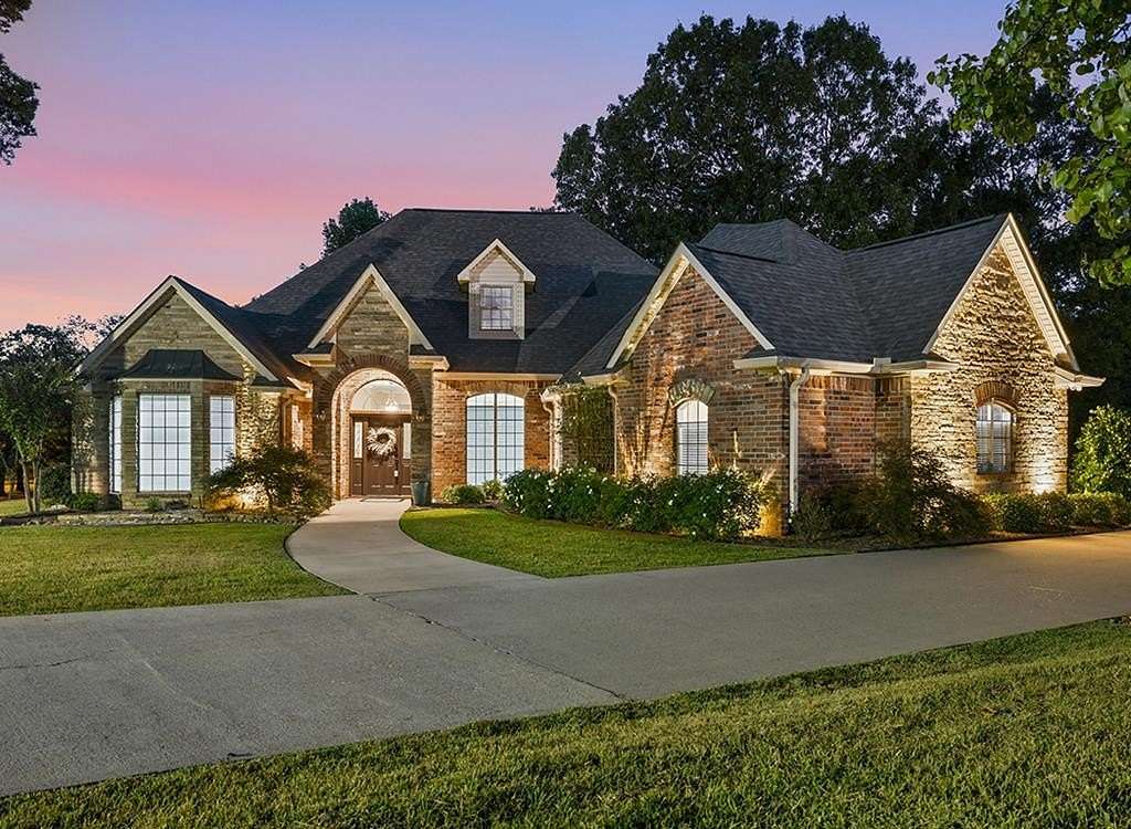 2.43 Acres of Residential Land with Home for Sale in Texarkana, Texas