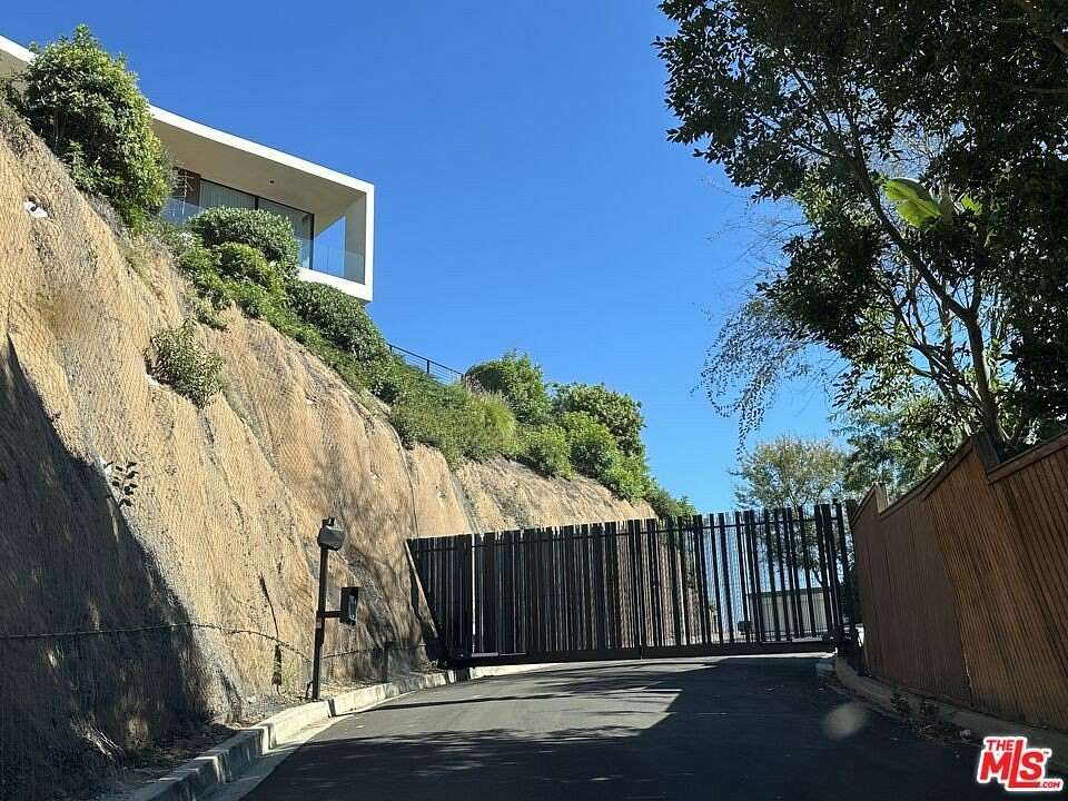 0.93 Acres of Mixed-Use Land for Sale in Los Angeles, California