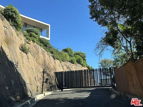 0.93 Acres of Mixed-Use Land for Sale in Los Angeles, California