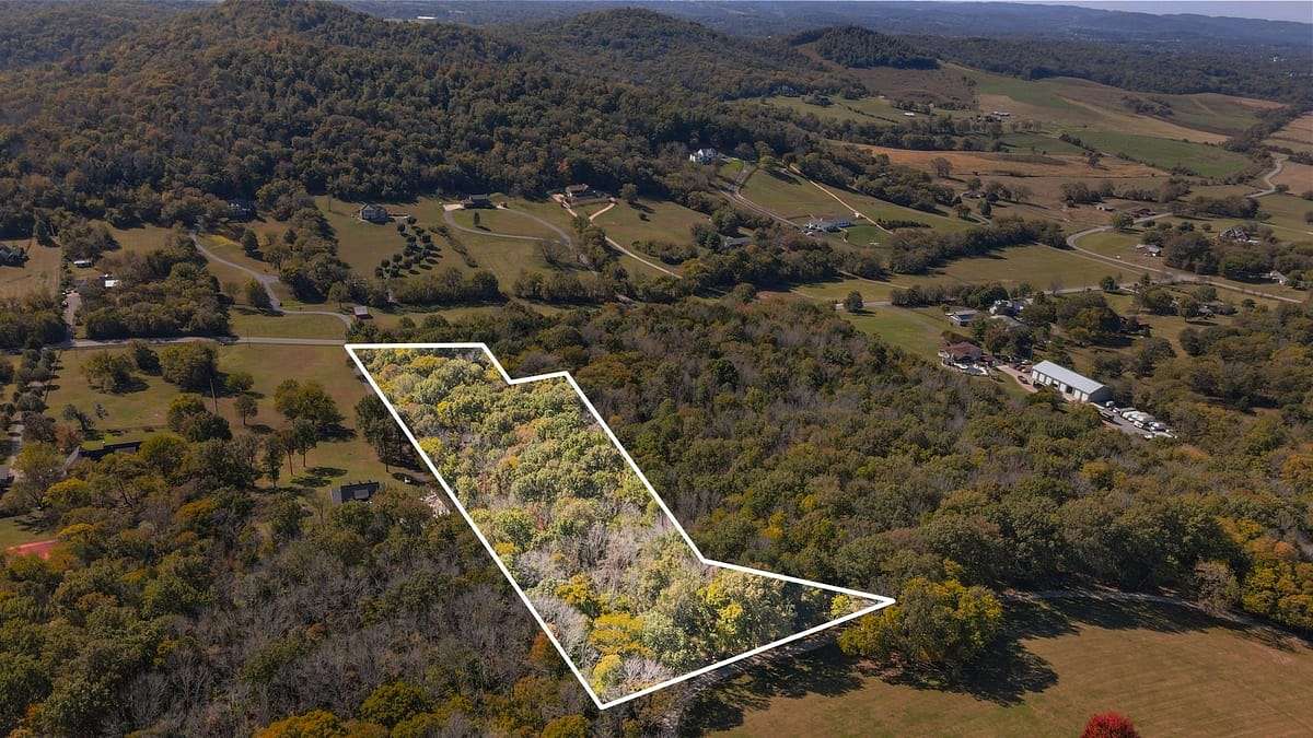 9 Acres of Residential Land for Sale in Arrington, Tennessee
