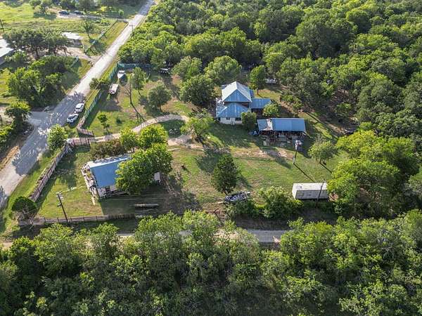2.25 Acres of Improved Mixed-Use Land for Sale in Dale, Texas