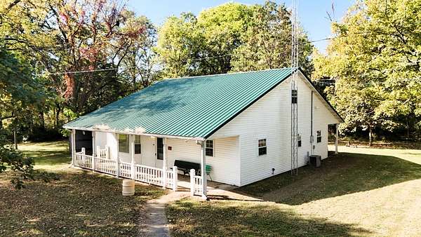 5.4 Acres of Residential Land with Home for Sale in Fairfield, Illinois