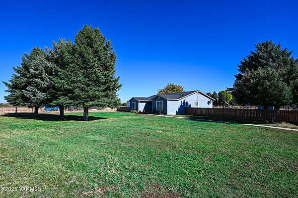 5 Acres of Residential Land with Home for Sale in Yakima, Washington