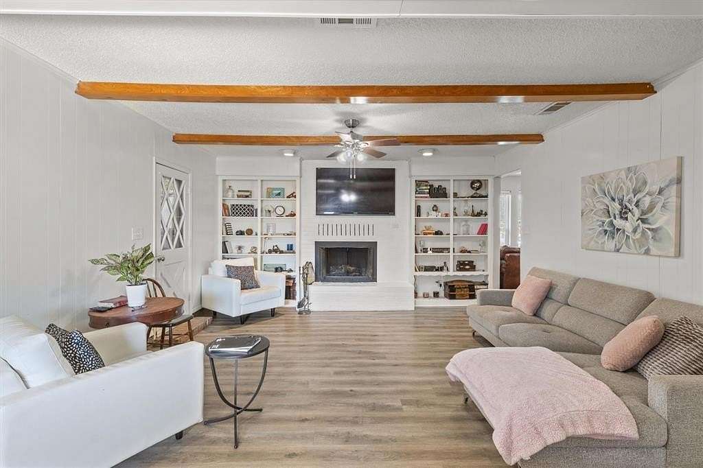 2.66 Acres of Residential Land with Home for Lease in Van Alstyne, Texas