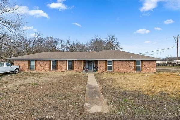 2.66 Acres of Residential Land with Home for Lease in Van Alstyne, Texas