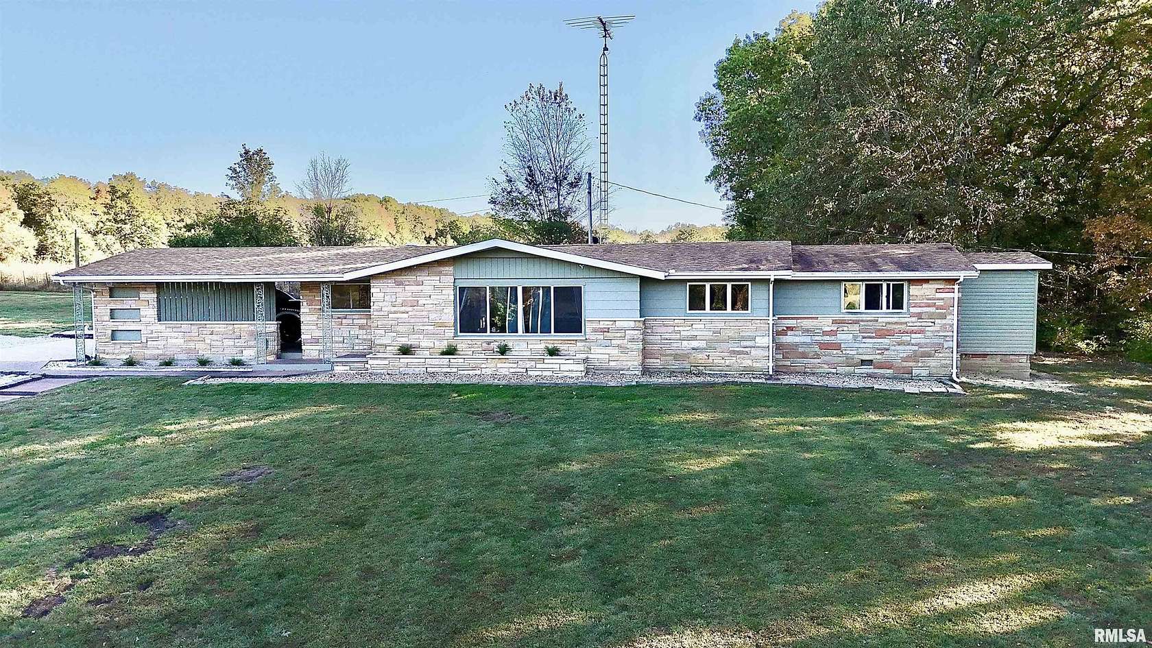 4.5 Acres of Residential Land with Home for Sale in Mount Vernon, Illinois