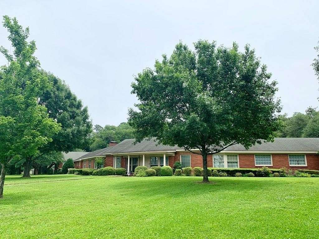 4.5 Acres of Residential Land with Home for Sale in Palestine, Texas