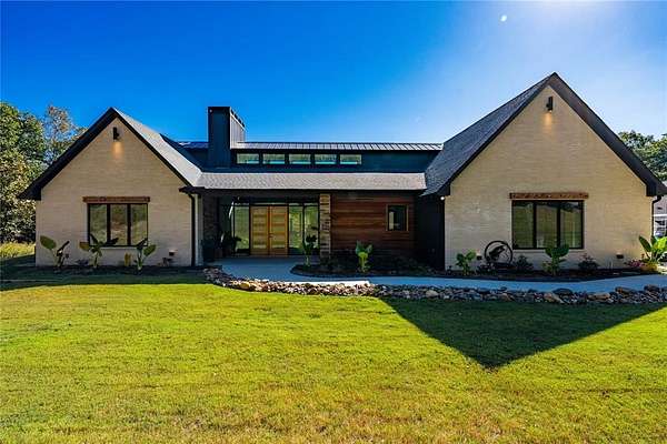 6 Acres of Residential Land with Home for Lease in LaRue, Texas