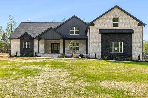 5 Acres of Residential Land with Home for Sale in Clarksville, Tennessee