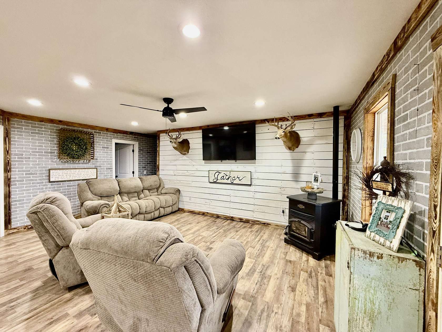 40 Acres of Land with Home for Sale in Houston, Missouri