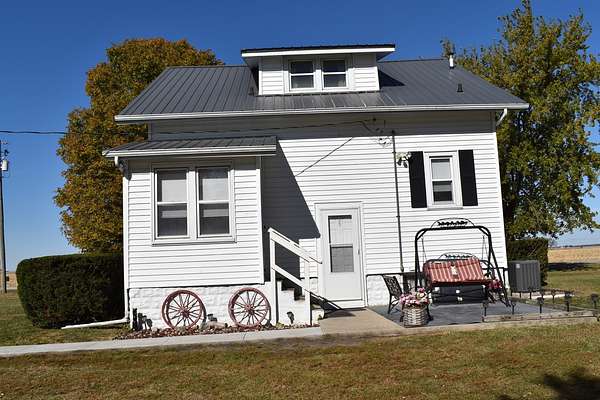 4 Acres of Residential Land with Home for Sale in Chenoa, Illinois