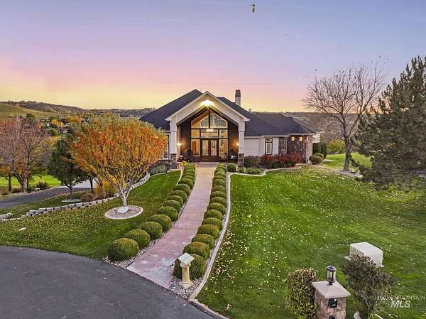 1.7 Acres of Residential Land with Home for Sale in Buhl, Idaho